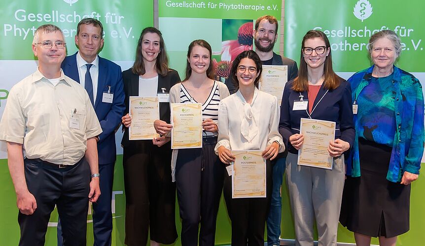 Pictures with the award winners of the Phytotherapy Congress 2023: 3rd from left: Elisabeth Eichenauer and 4th from left: Martina Redl